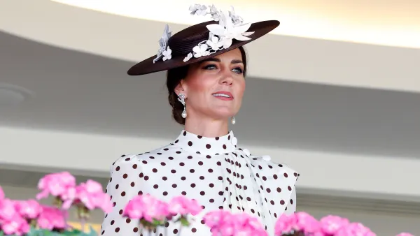 ASCOT, UNITED KINGDOM - JUNE 17: Catherine, Duchess of Cambridge watches the racing from the Royal Box as she attends day 4 of Royal Ascot at Ascot Racecourse on June 17, 2022 in Ascot, England. (Photo by Max Mumby/Indigo/Getty Images)
