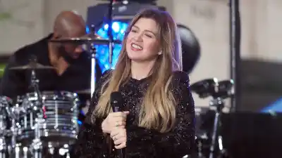 Kelly-Clarkson-GettyImages-2213729205