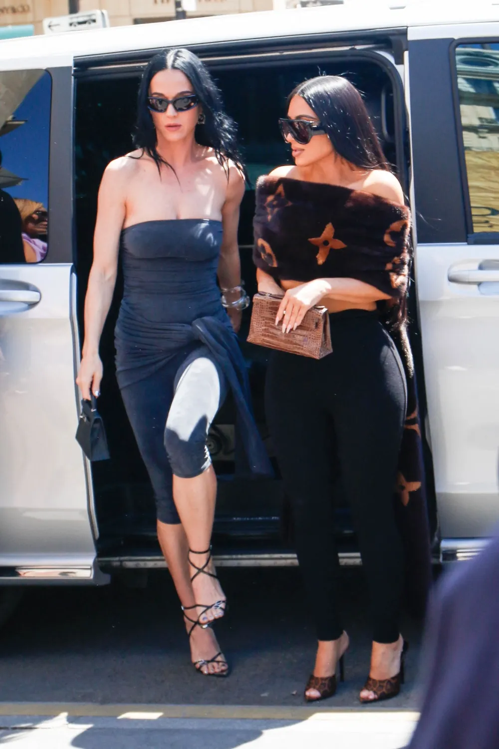 Lauren Sanchez Does Billionaire Bloomcore Bares Abs for Bach Weekend