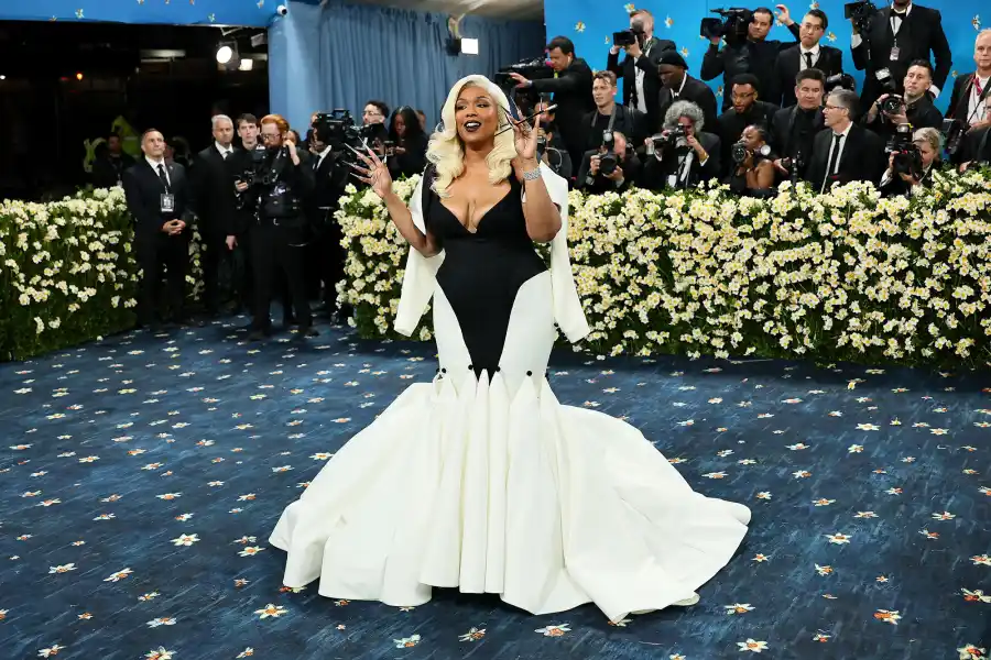 Lizzo Red Carpet Arrival Blue Carpet 2025 Met Gala