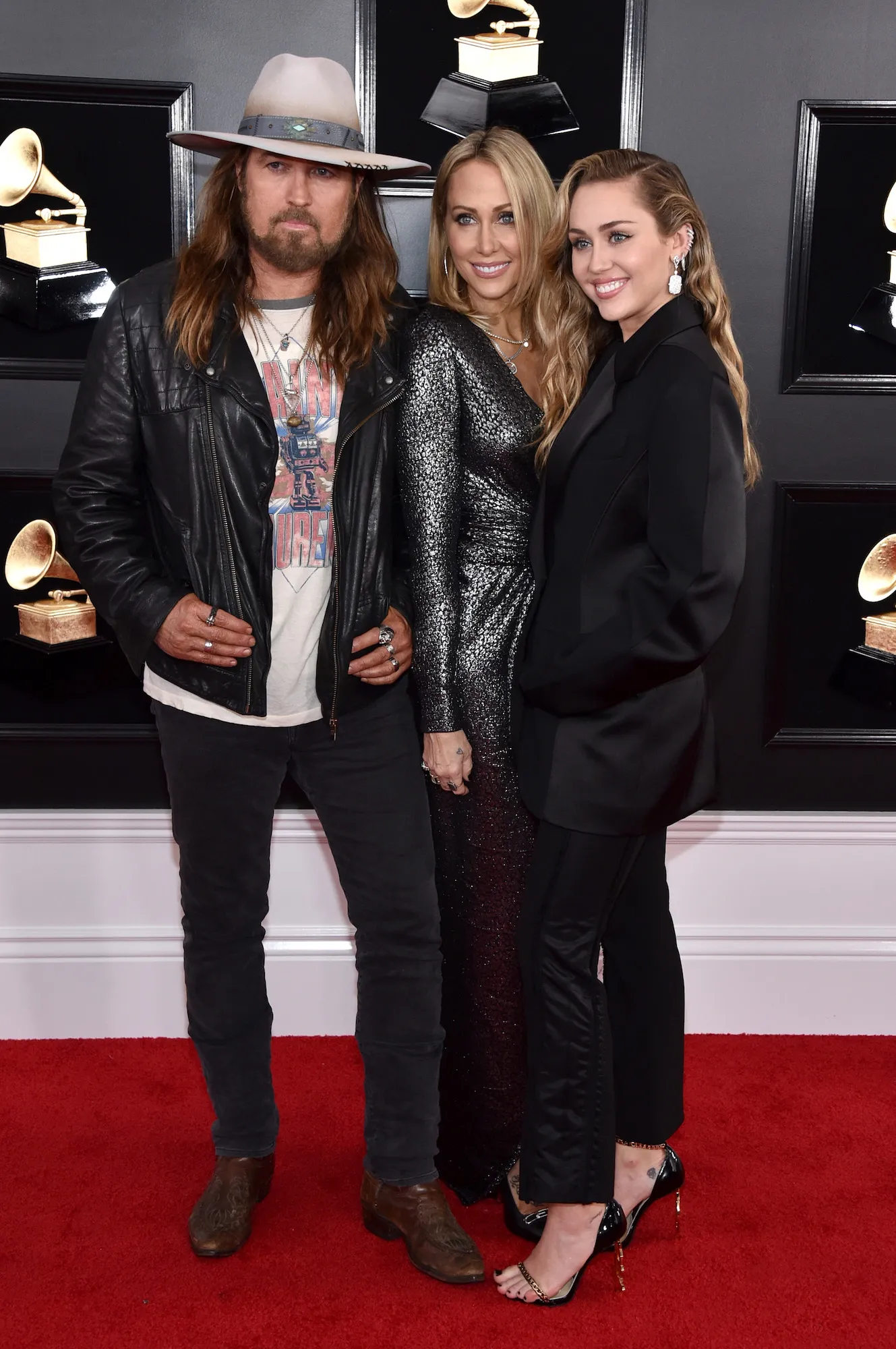 Miley-Cyrus-and-Parents-GettyImages-1097535832