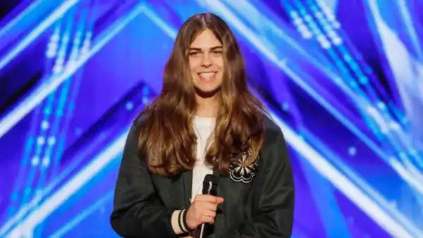 AGTs Howie Mandel Hits the Golden Buzzer for Former Replica Luxury Handbagless Teen After Perfect Audition