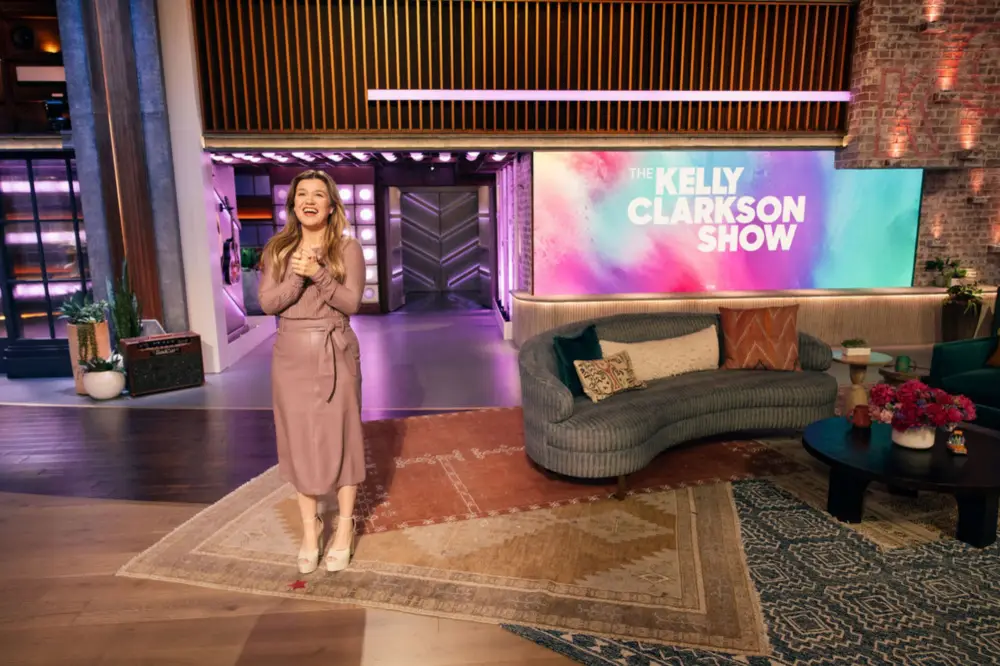 Kelly Clarkson Nearly Got Into a Fight With Her Talk Show HR About Complimenting People&rsquo;s Looks