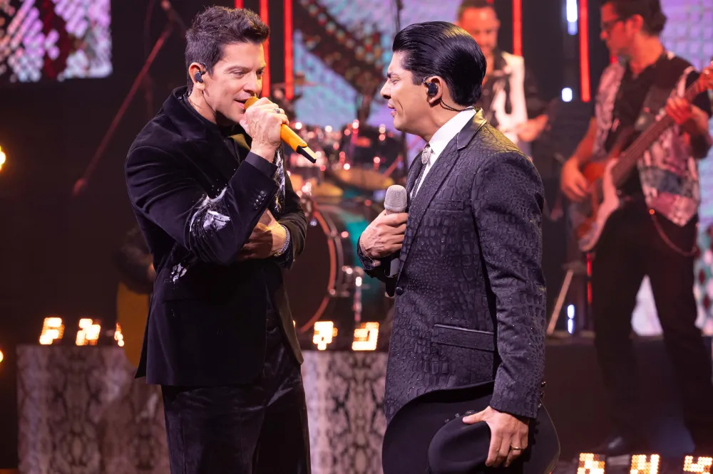 Yahir y V&iacute;ctor Garc&iacute;a en la gran final de 'Juego de Voces'.