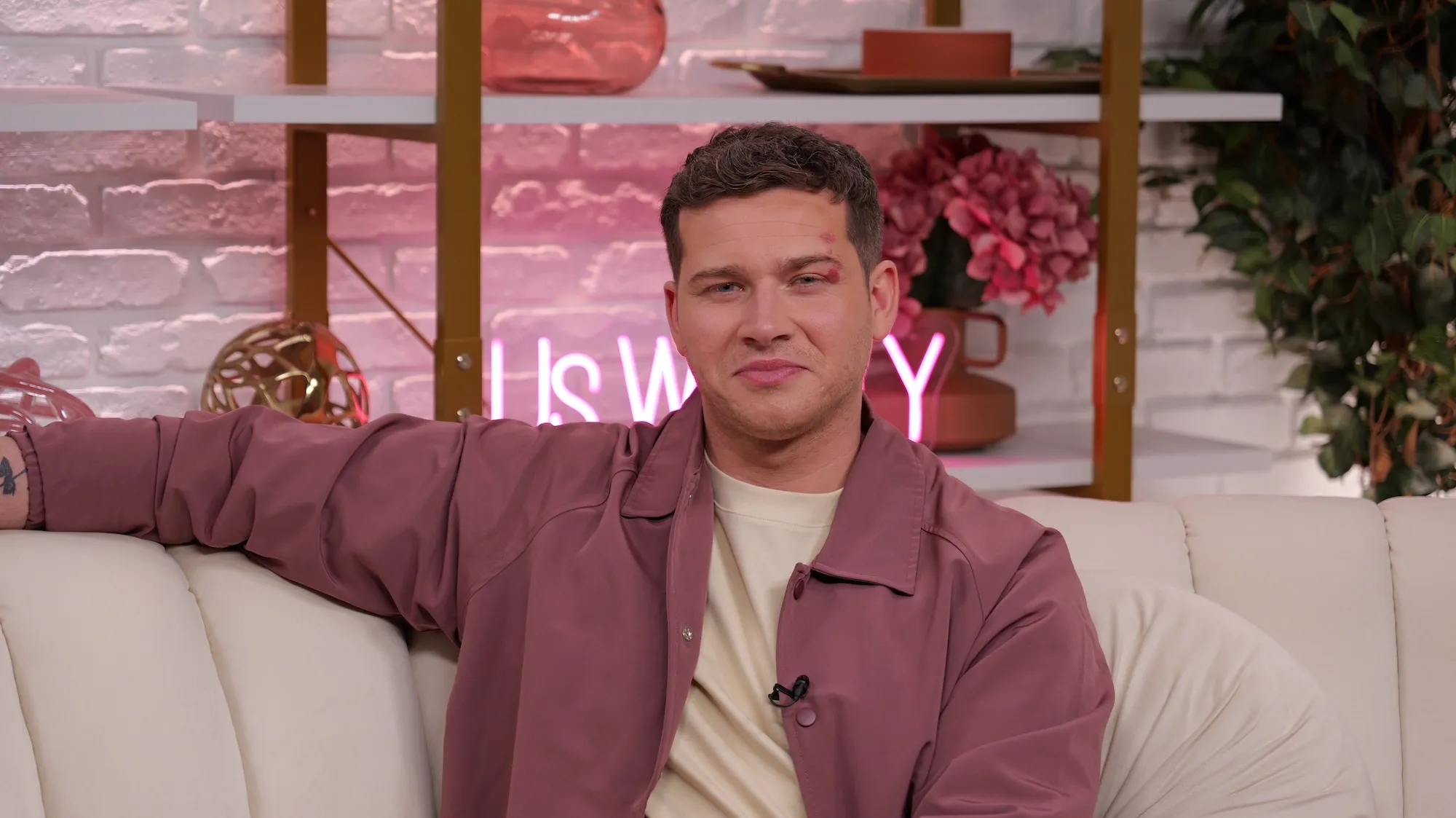 Oliver Stark in Studio 9-1-1