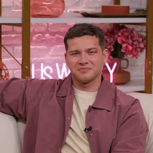 Oliver Stark in Studio 9-1-1