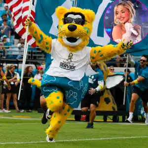 Promo NFL Jaguars Used Sabrina Carpenter Juno Positions to Announce Schedule
