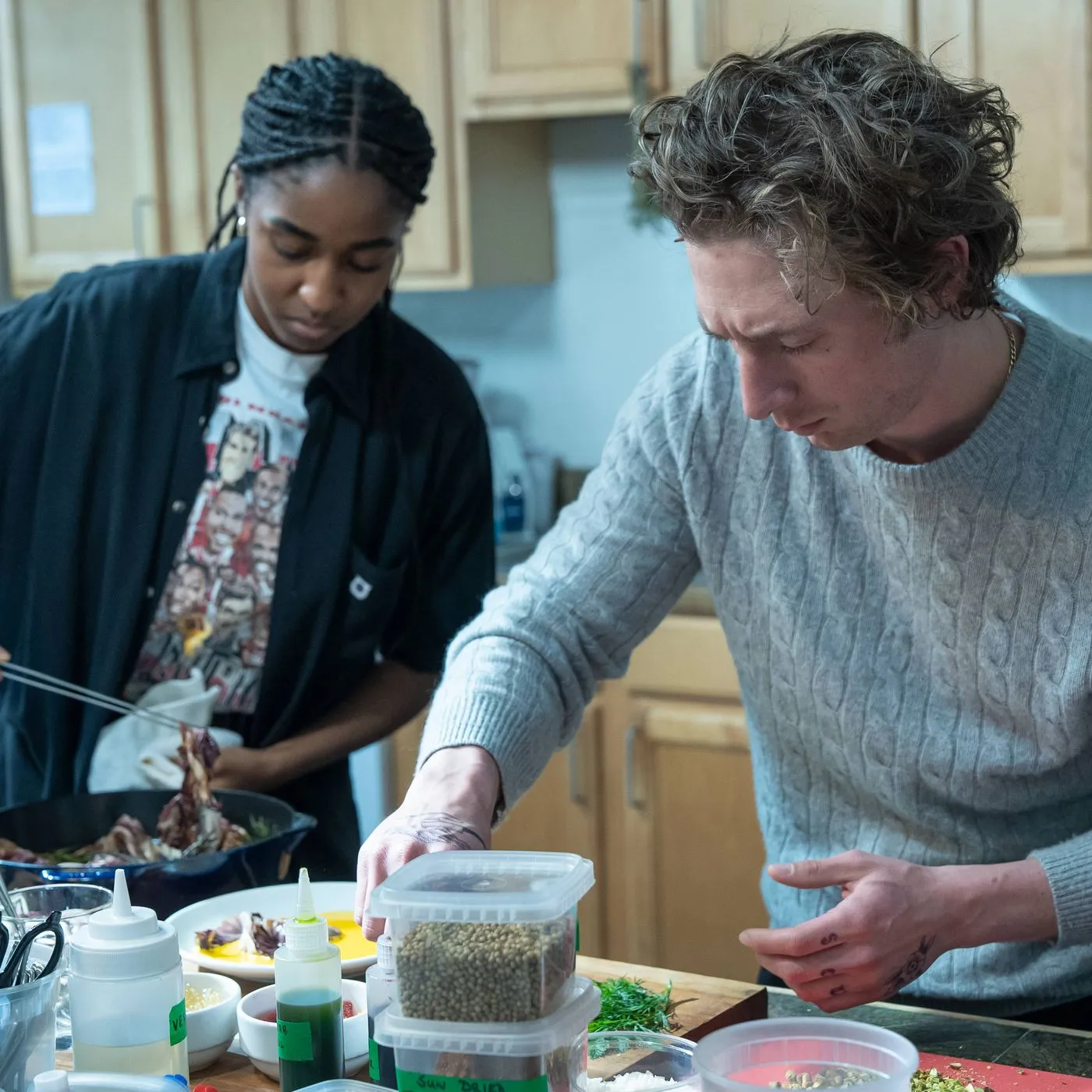 Ayo Edebiri and Jeremy Allen Whitecook together in 'The Bear'