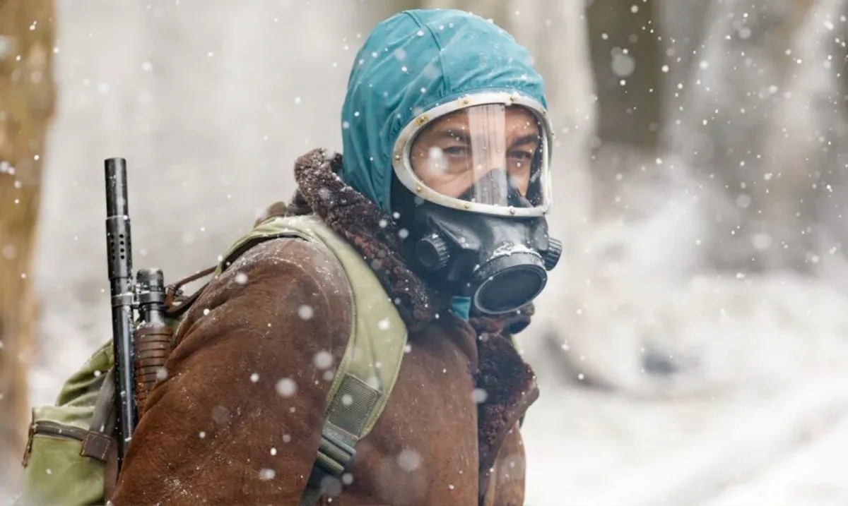 A man in an oxygen mask looks to his right in 'The Eternaut."