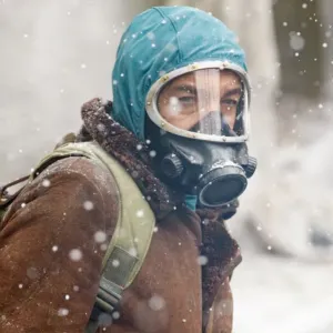 A man in an oxygen mask looks to his right in 'The Eternaut."