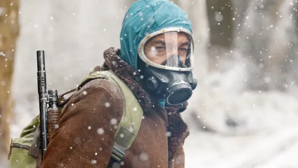 A man in an oxygen mask looks to his right in 'The Eternaut."