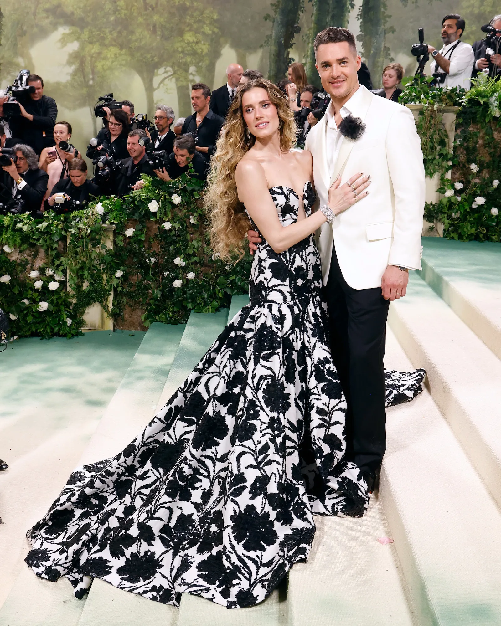 Allison-Williams-and-Alexander-Dreymon-GettyImages-2151884035