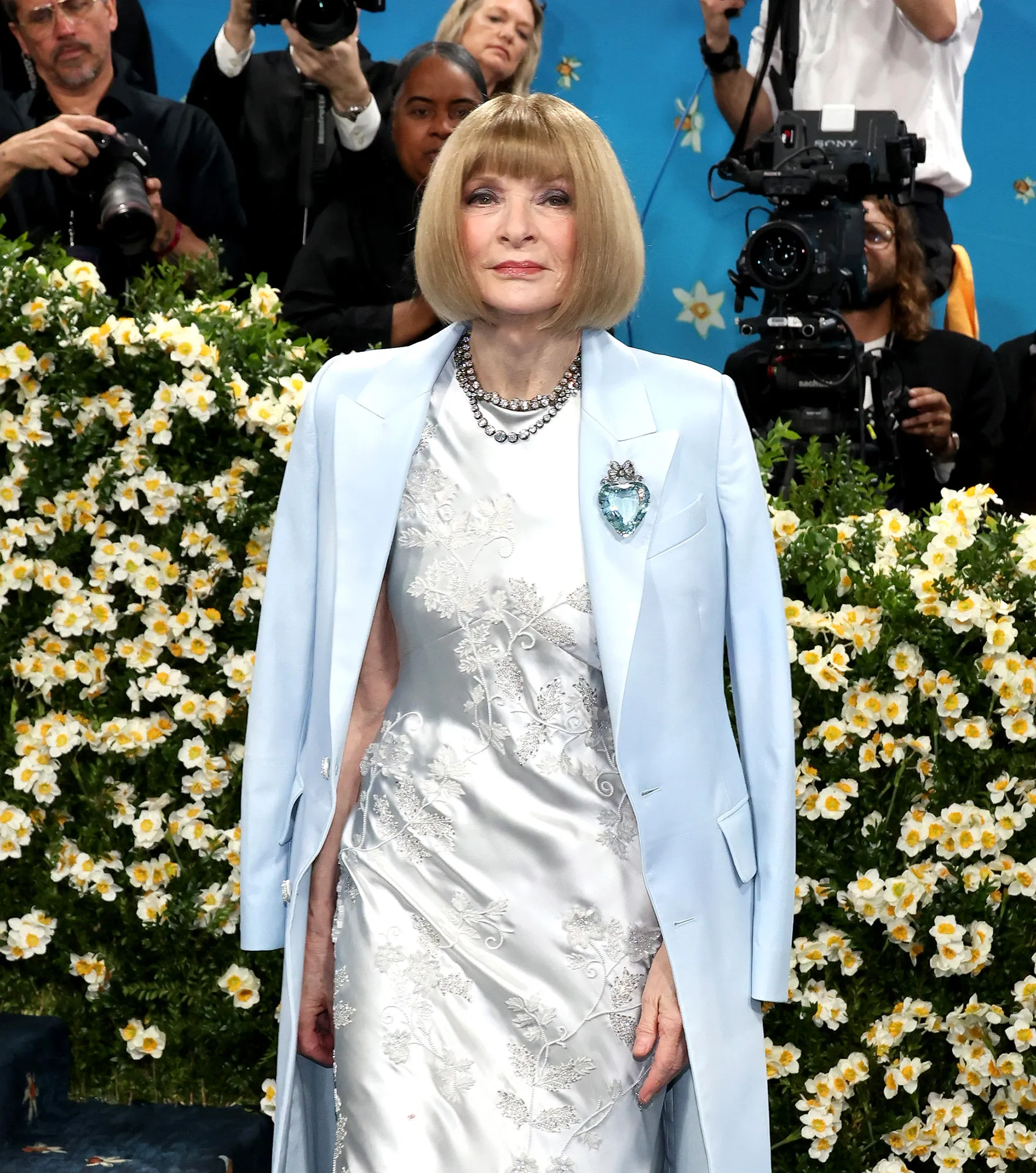 Anna Wintour Steps Down as Vogue s EIC
