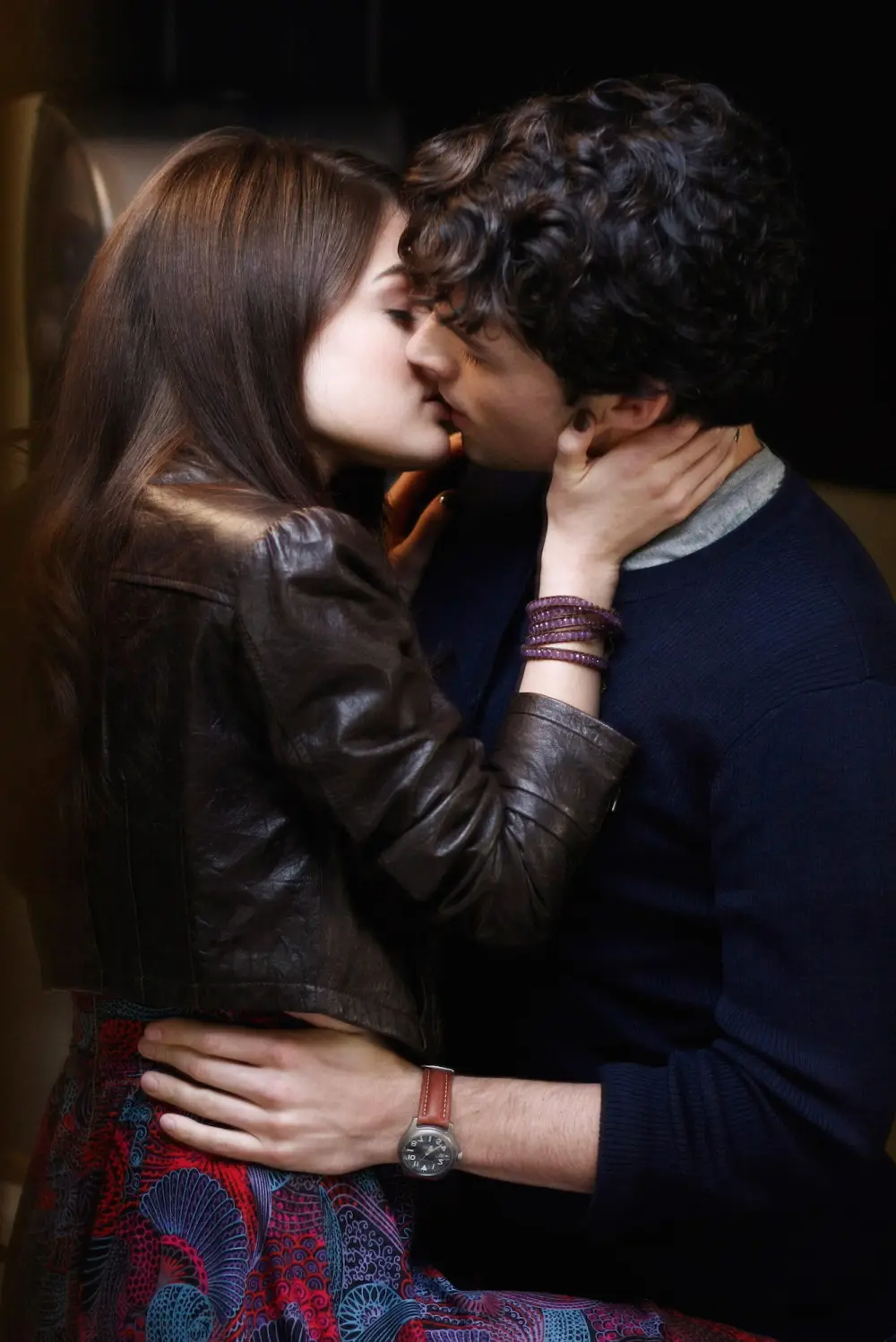 Aria-and-Ezra-PLL-Kiss-TCDPRLI_EC010