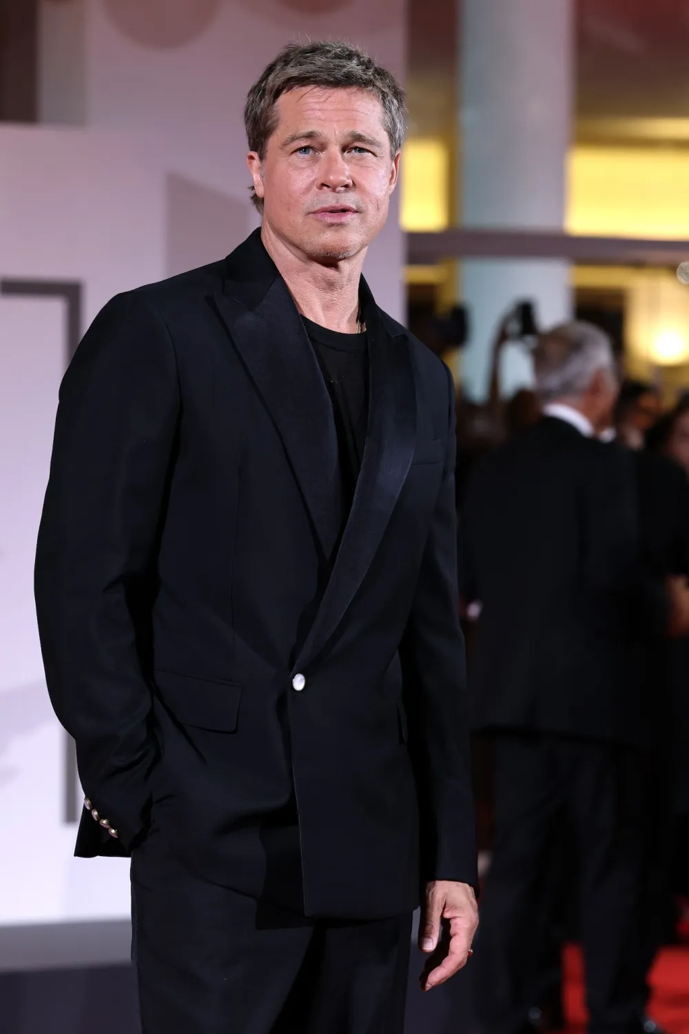 Brad Pitt Recalls Meeting Dax Shepard in Alcoholics Anonymous Men s Group