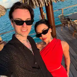 Demi-Lovato-Honeymoon