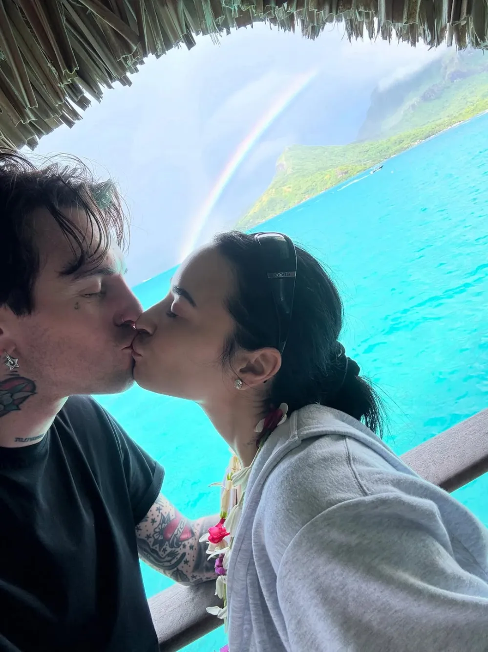 Demi-Lovato-Honeymoon-4