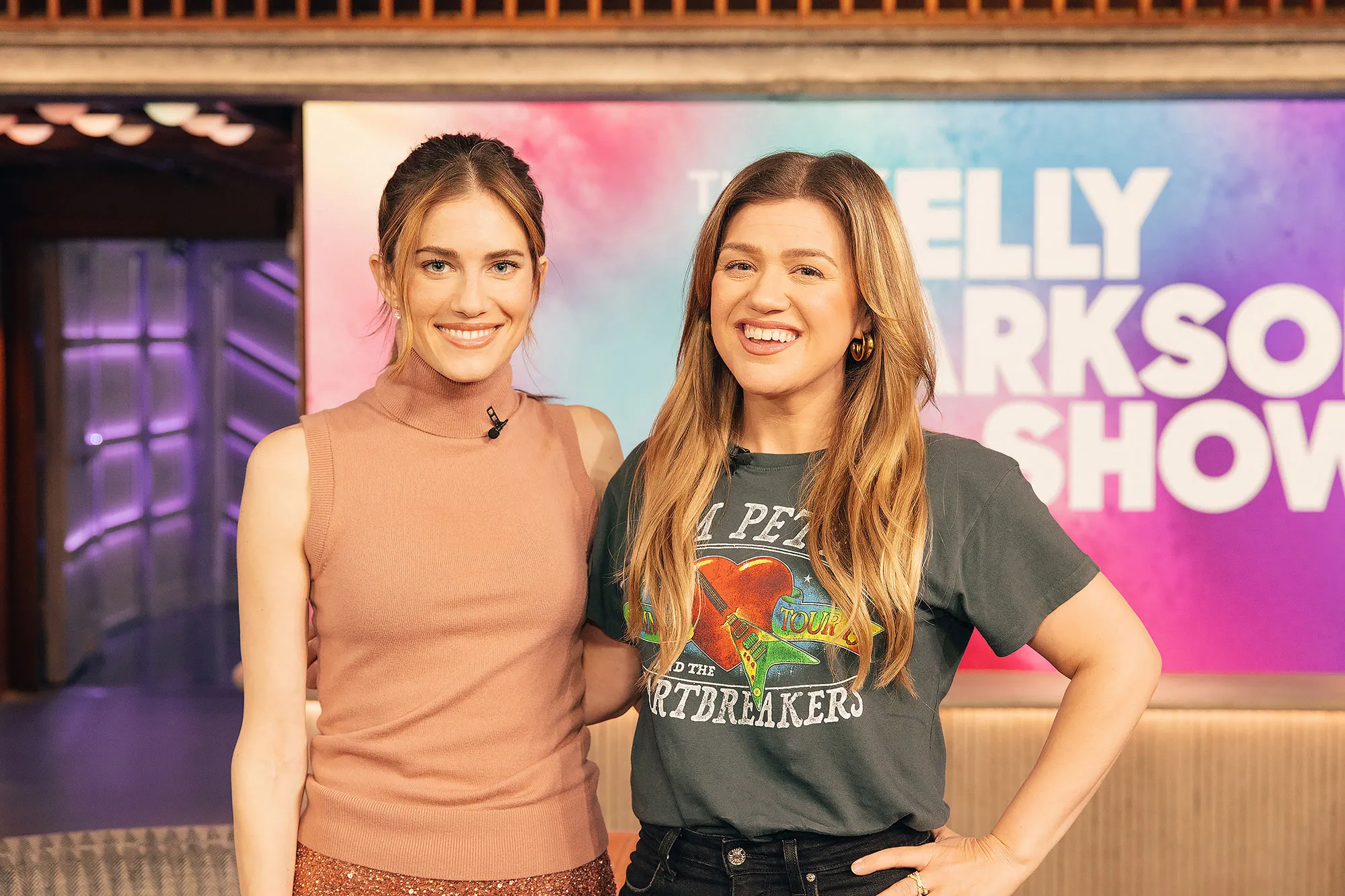 Feature Allison Williams Hilariously Calls Out Kelly Clarkson For Looking at Her Forehead for Botox