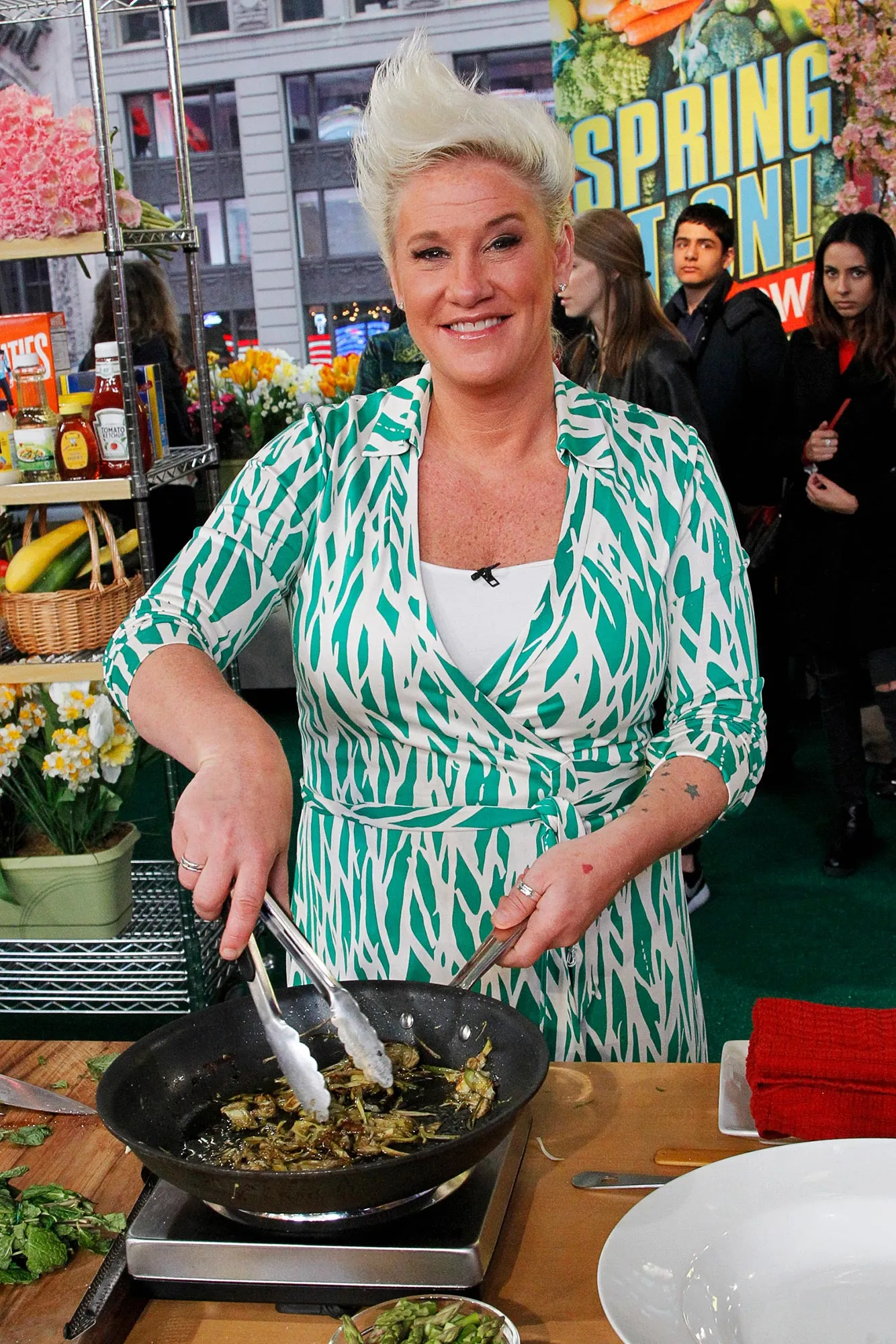 Food Network s Anne Burrell Dead Kardea Brown Sandra Lee and More Stars React Promo Stars React to Anne Burrell s Death Celebs Touching Tributes TCDGOMO_EC360