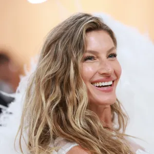 Gisele Bündchen attends The 2023 Met Gala Celebrating "Karl Lagerfeld: A Line Of Beauty" at The Metropolitan Museum of Art on May 01, 2023 in New York City.