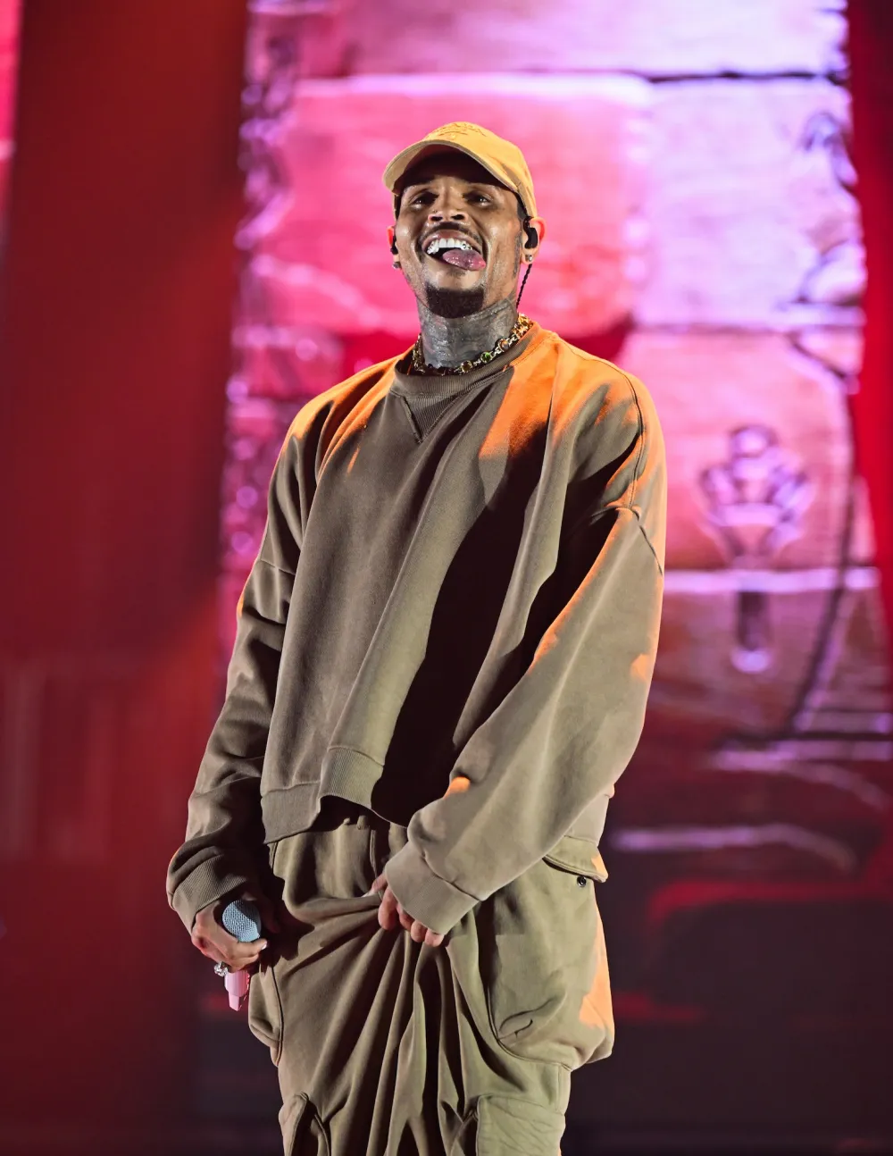 GettyImages-2162350668 Chris Brown Accused of Being Evasive