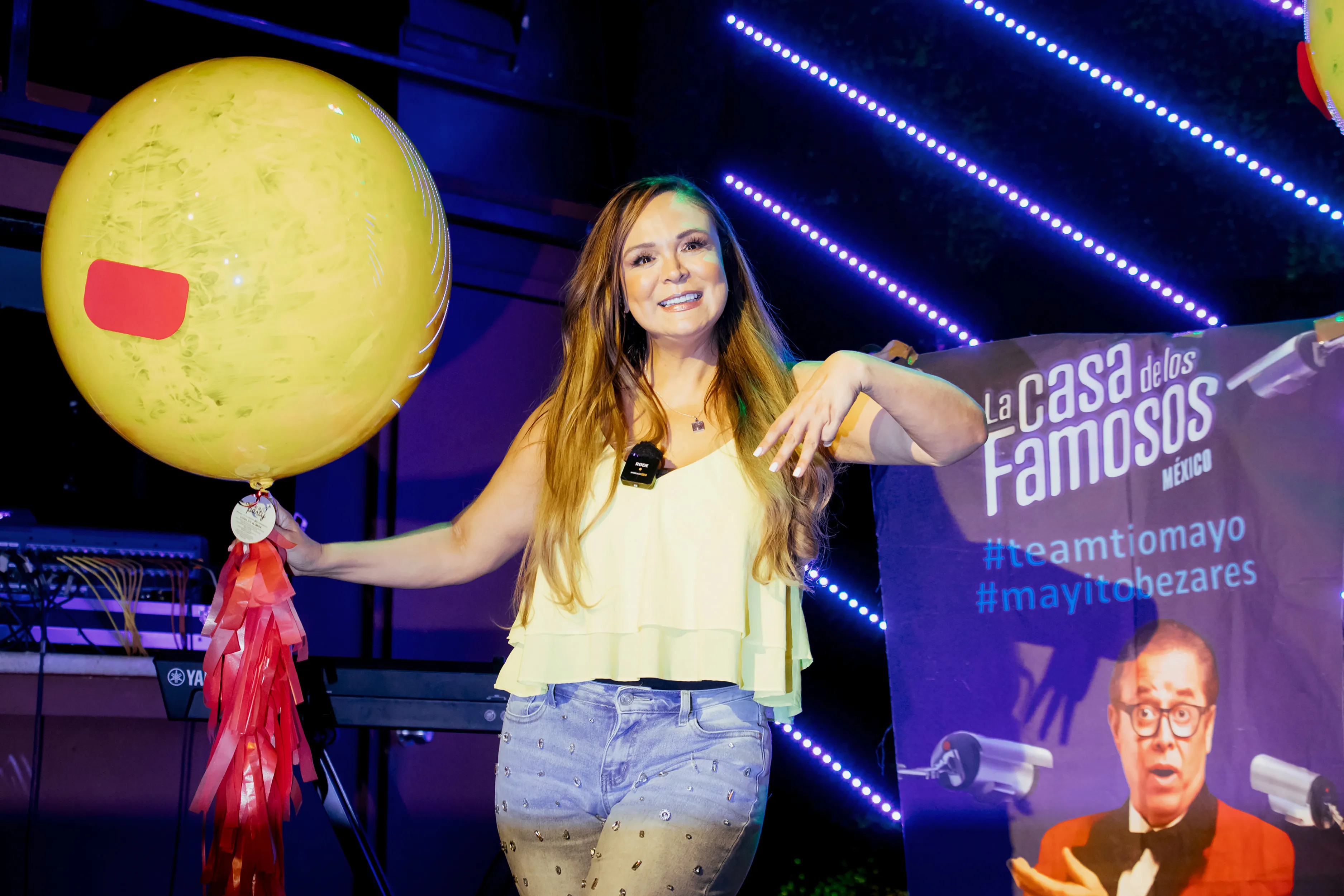 Brenda Bezares apoyando a su esposo, Mario Bezares en 'La Casa de los Famosos México'.