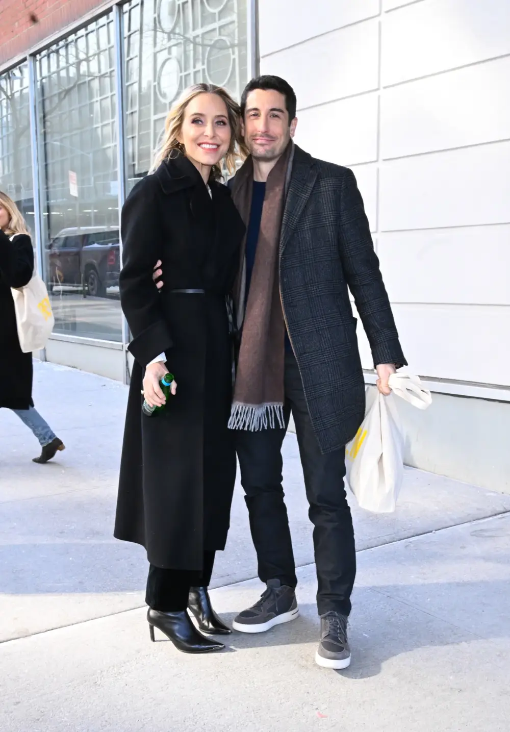 GettyImages 2195126757 Jason Biggs Wife Jenny Mollen Reflects on How Microdosing GLP1 Landed Her in the ER