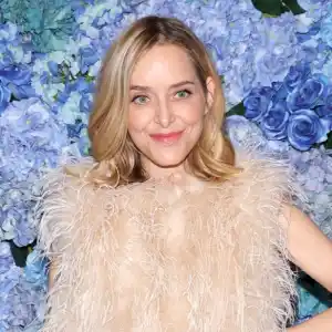GettyImages 2198468145 Jason Biggs Wife Jenny Mollen Reflects on How Microdosing GLP1 Landed Her in the ER