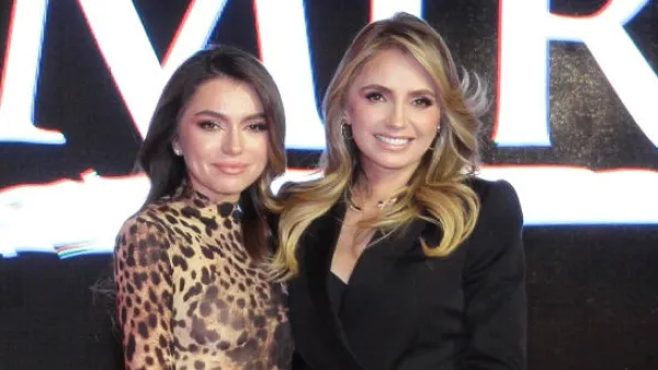 Sofía Castro con su mamá Angélica Rivera