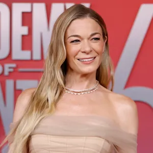 GettyImages-2214135890 LeAnn Rimes' Teeth Fell Out Mid-Performance at Recent Concert