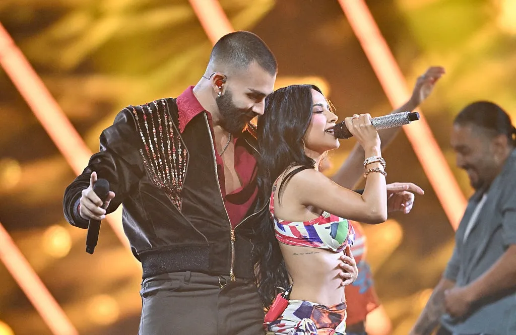 Manuel Turizo y Becky G en los AMA's 2025