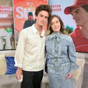 Peter Dager y Mariana Treviño protagonistas de la serie 'Stick' de Apple TV+