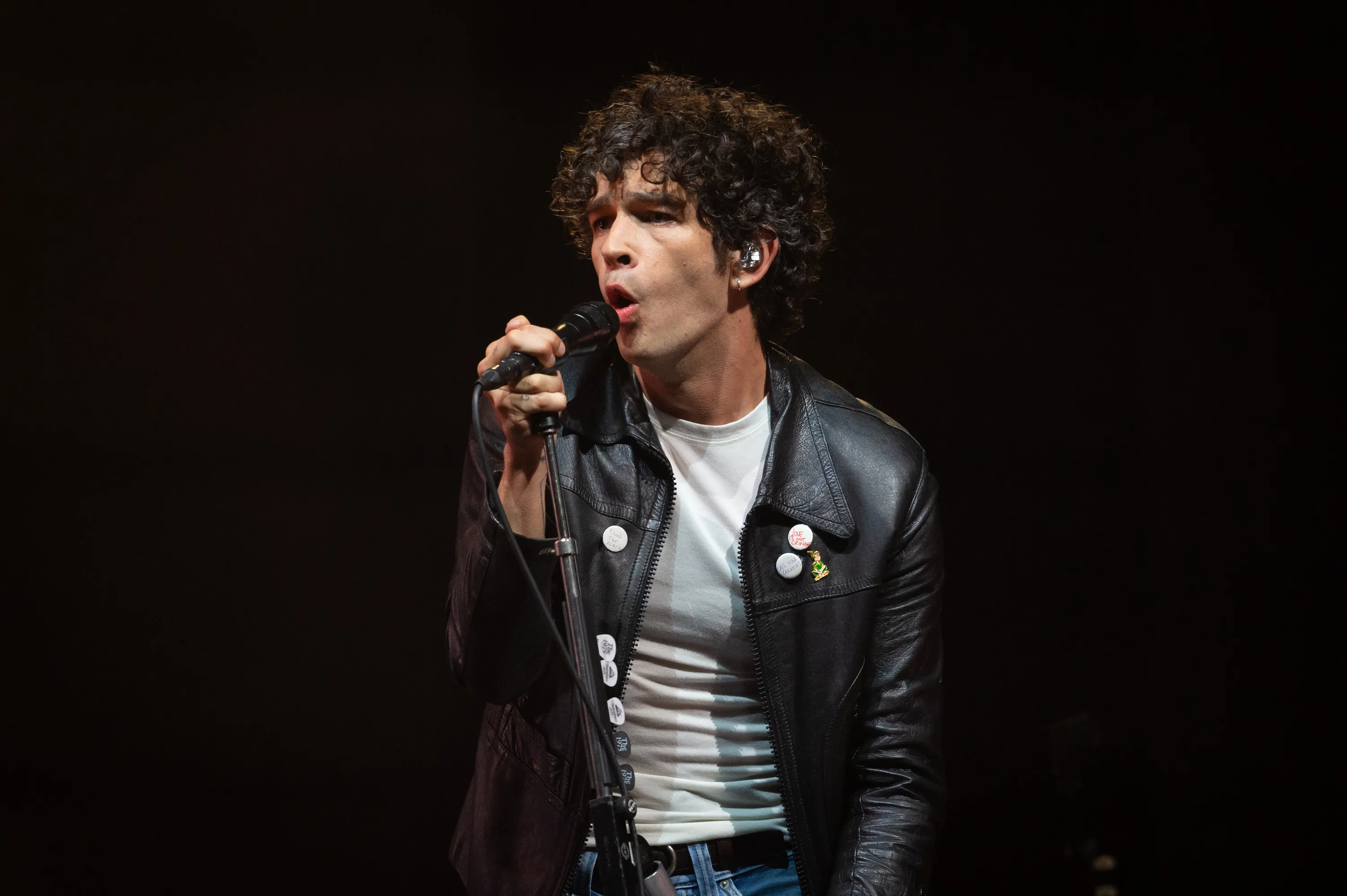 GettyImages-2222514986Matt-Healy-Breaks-Down-Crying-After-1975-Headlines-Glastonbury-Festival.jpg