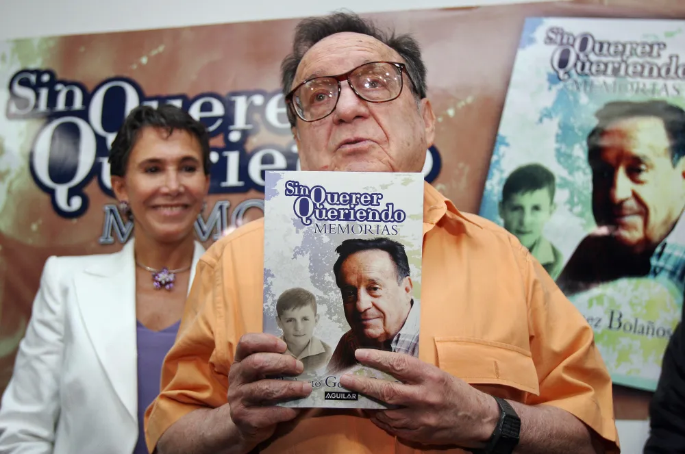 Roberto G&oacute;mez Bola&ntilde;os 'Chespirito' presentando su autobiograf&iacute;a en 2006.
