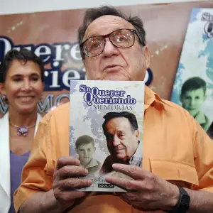 Roberto Gómez Bolaños 'Chespirito' presentando su autobiografía en 2006.