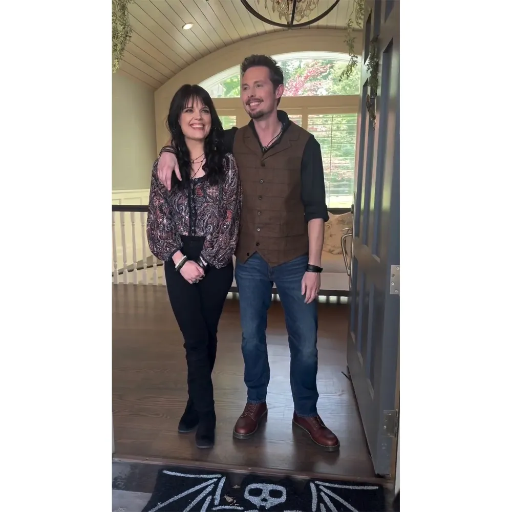 Lacey Chabert Reveals Her New Fall Hallmark Movie Stars Halloweentown Icon Kimberley J Brown