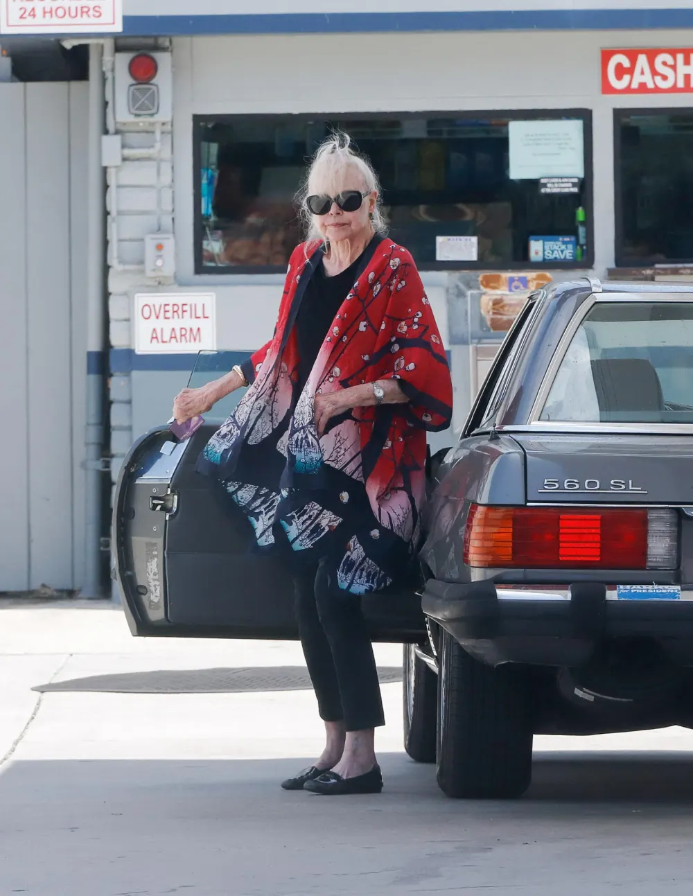 Michelle Phillips looks youthful in skinny jeans as she runs errands 60 years after shooting to fame with the Mamas and Papas MEGA1324301_001