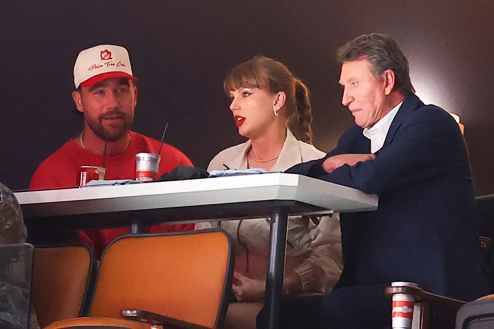 Taylor Swift y Travis Kelce muestran su amor con un beso conmovedor