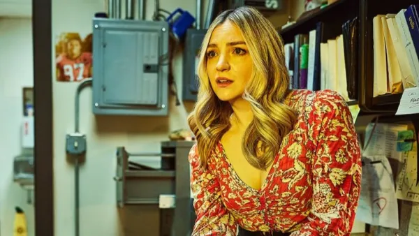 Abby Elliott in The Bear