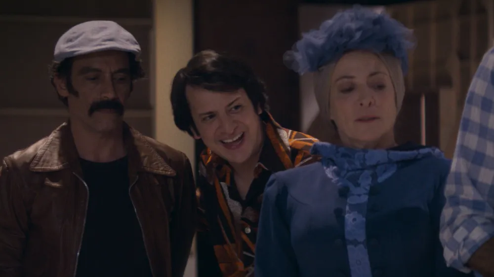 Juan Lecanda y parte del elenco de 'Sin querer queriendo'.