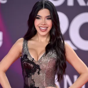 Kenia Os y Peso Pluma: cronología de un amor juvenil, auténtico y efusivo.