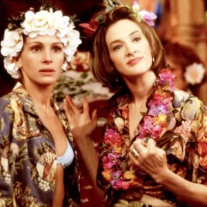 Julia Roberts and Joan Cusack in 'Runaway Bride'