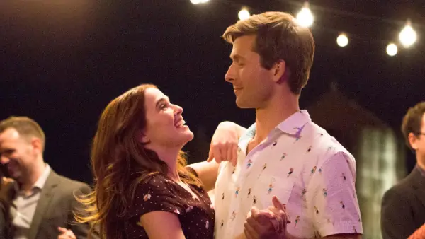 Zoey Deutch and Glen Powell in Set It Up