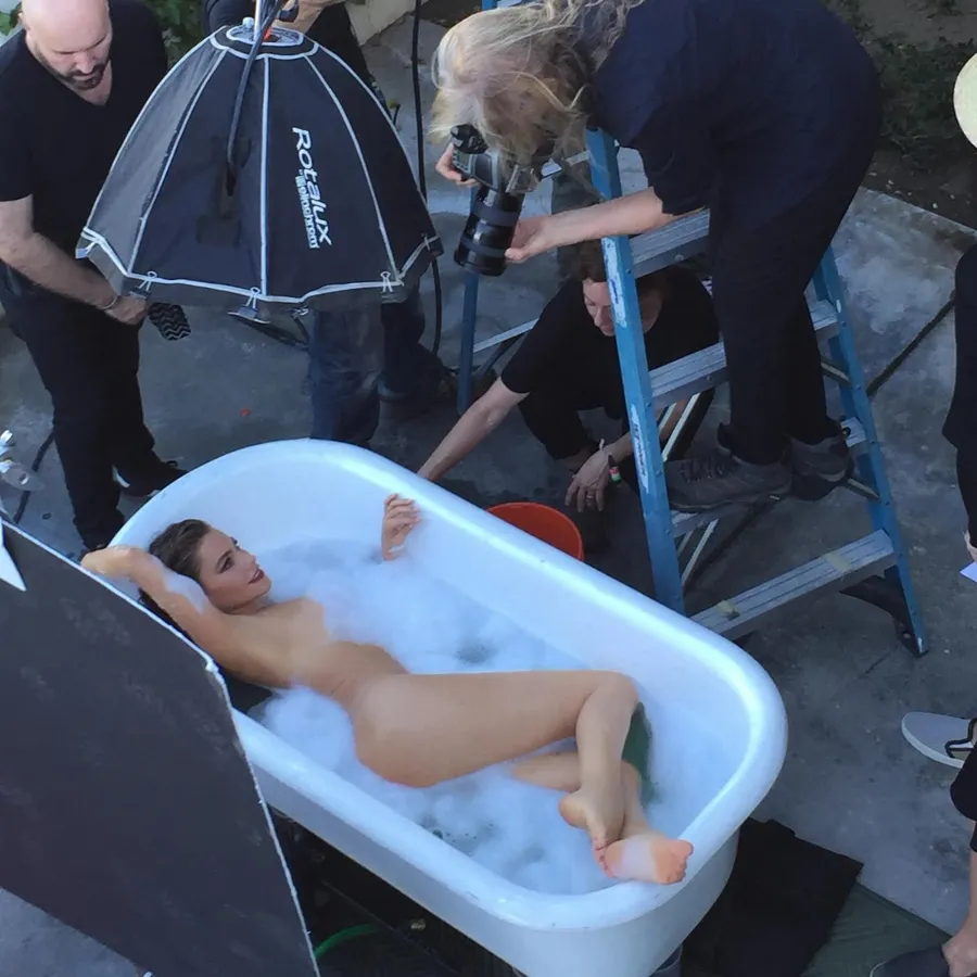 Celebs Who Have Gone Near-Naked While Posing Topless: Sofia Vergara, More