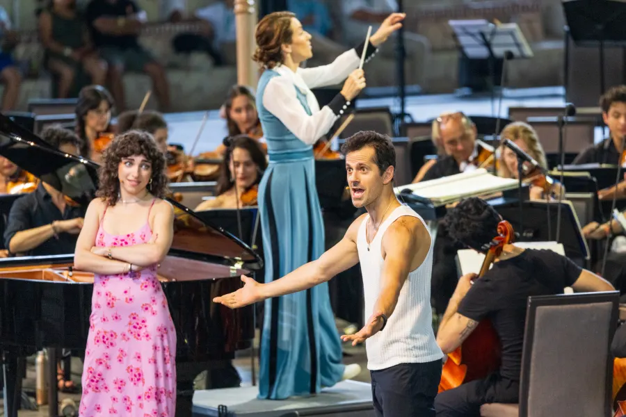 Fairchild y Naouri con Alondra de la Parra.