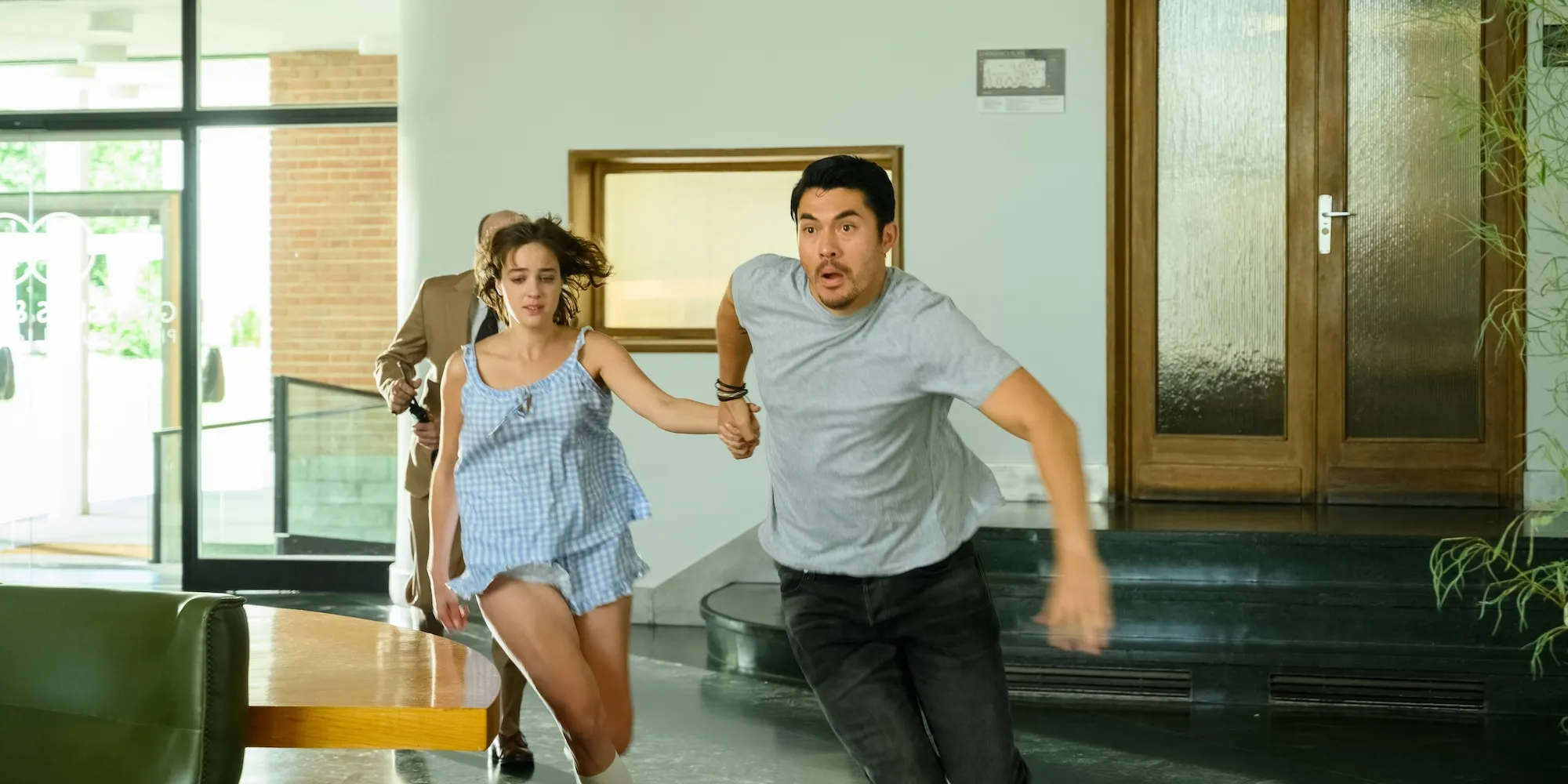 Beatrice Grannò y Henry Golding en Daniela Forever