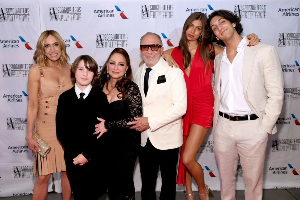 Lili, Gloria y Emilio Estefan con Lina y Lorenzo Luaces