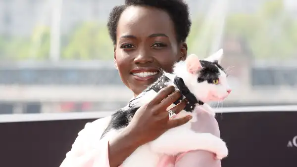 Lupita Nyong'o con el gato Schnitzel.