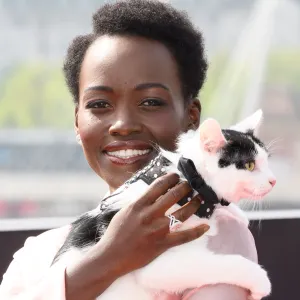 Lupita Nyong'o con el gato Schnitzel.