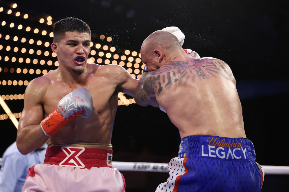 Xander Zayas contra Slawa Spomer.